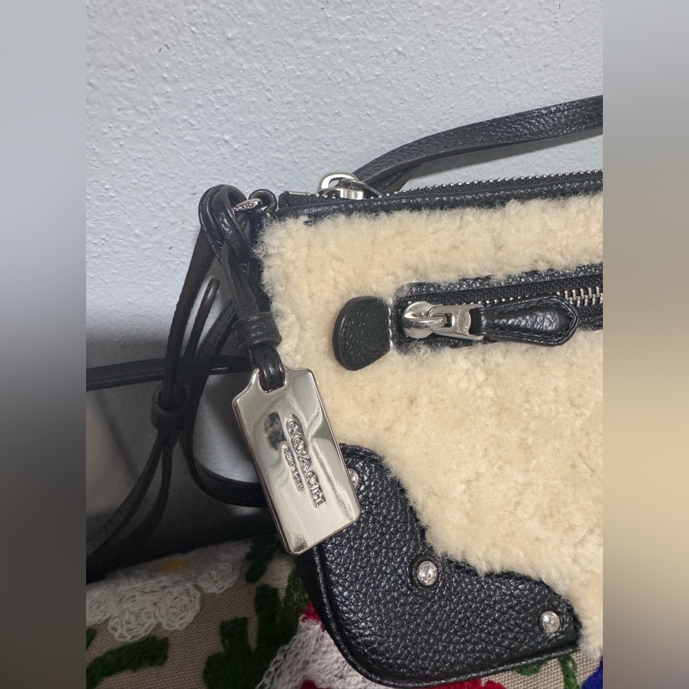 Coach Rhyder Pochette crossbody bag in Shearling w Studs - Picture 6 of 13